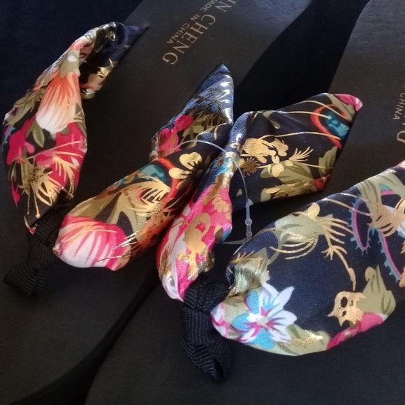 Black floral flip flops in size 7 and 7.5 - Picture 2 of 4